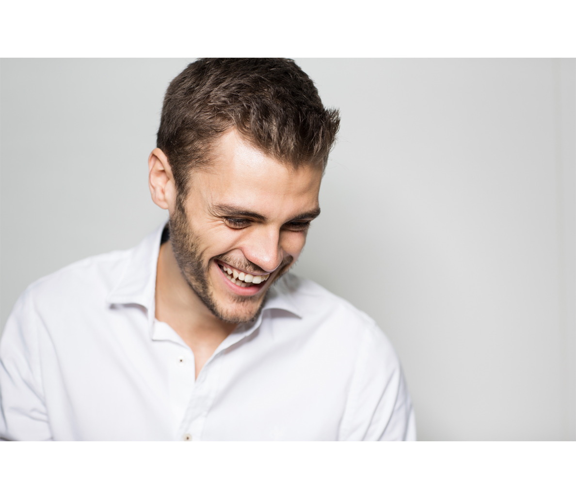 человек смотрит вниз фото. мужик смотрит вниз и смеётся. том смотрит вниз. красивый мужской нос. мужчина смотрит вниз.