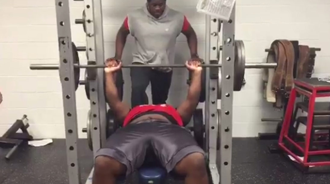 Watch: 15-year-old football recruit bench presses 225 pounds for 31 reps