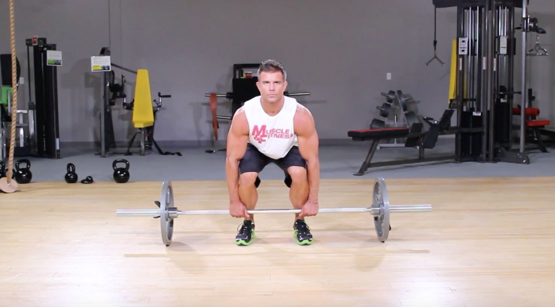 Homem fazendo levantamento terra com barra