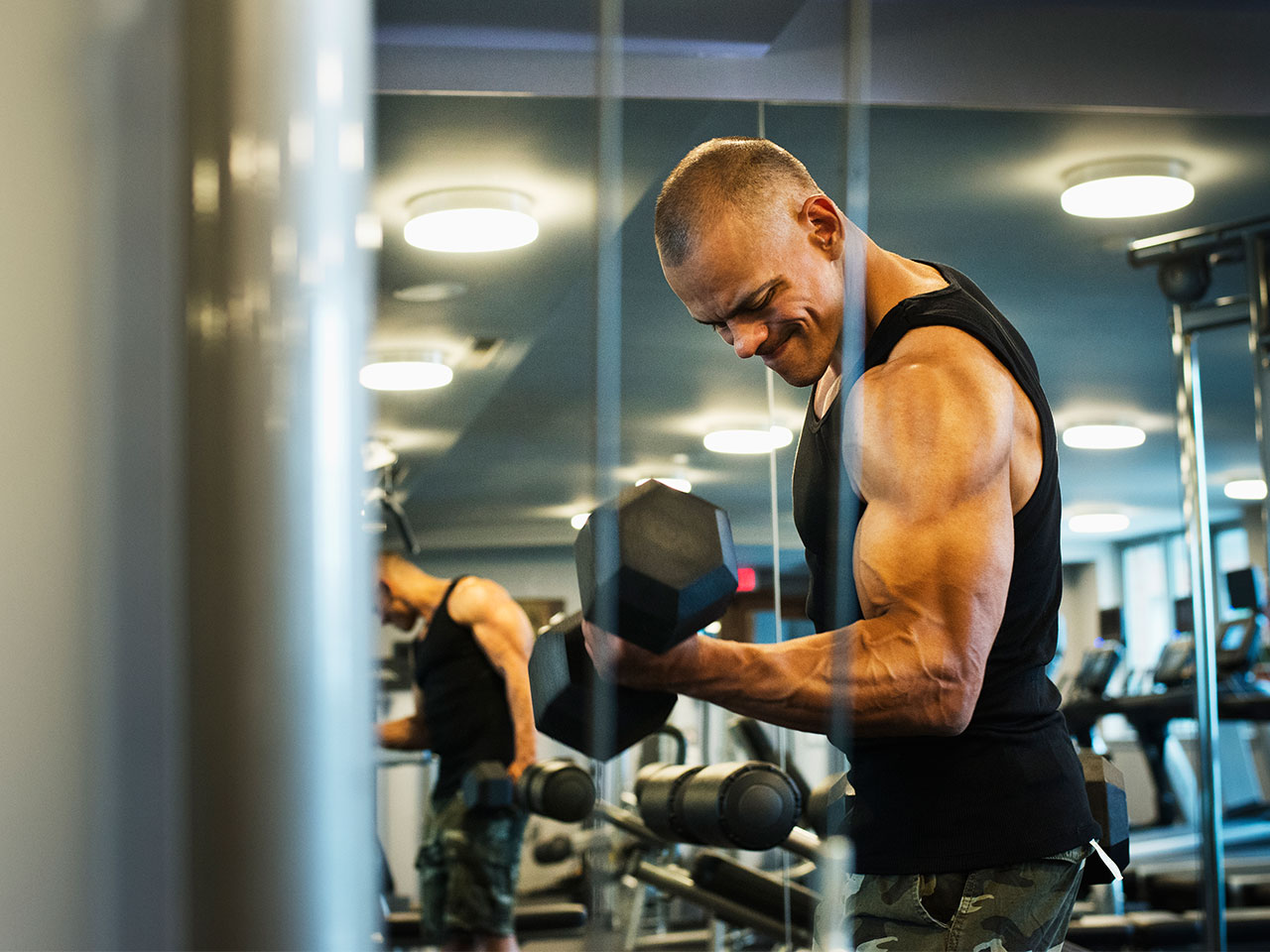 Объем тренировки. Бицепс крупным планом. Gym photosession. Gym Definition. Тренировки лысого.