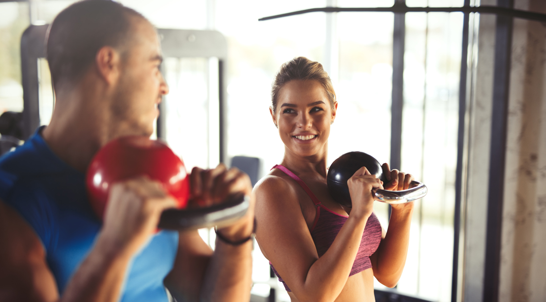 Молодые спорт жизнь. Мужчина и женщина с гирями. Фитнес сердце. Удаленное ведение фитнес. Чайник в тренажерном зале.