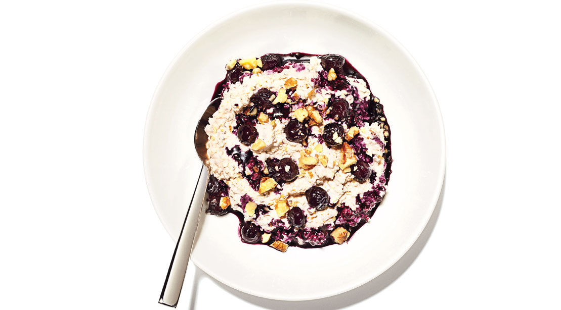 Recipe: How To Make Overnight Oatmeal With Blueberry Sauce