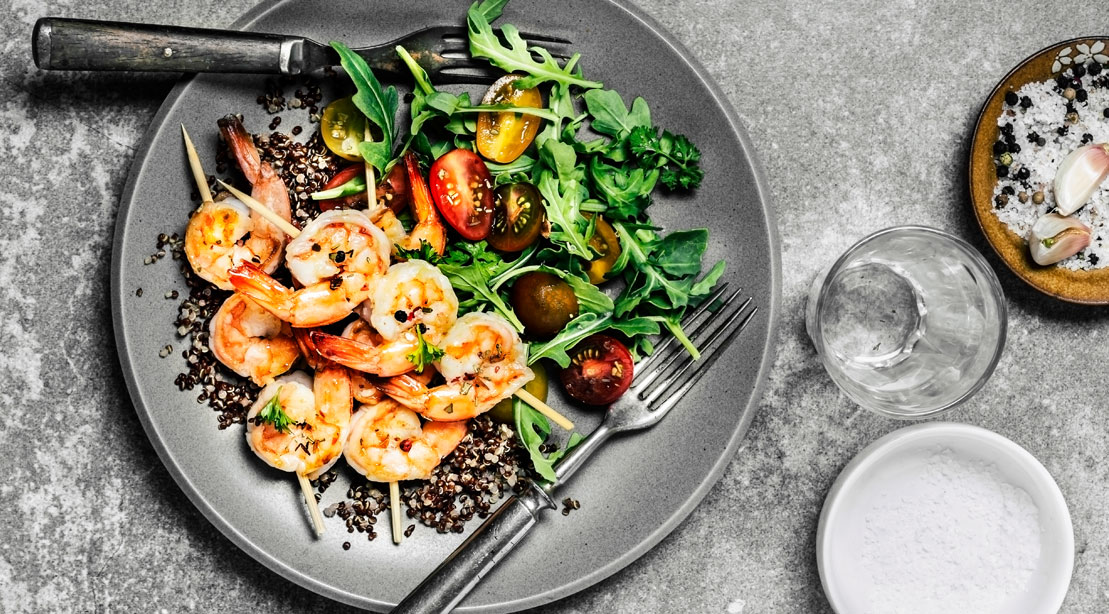 Shrimp with green salad and quinoa