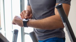Fit man using technology to track his fitness for keeping his resolutions