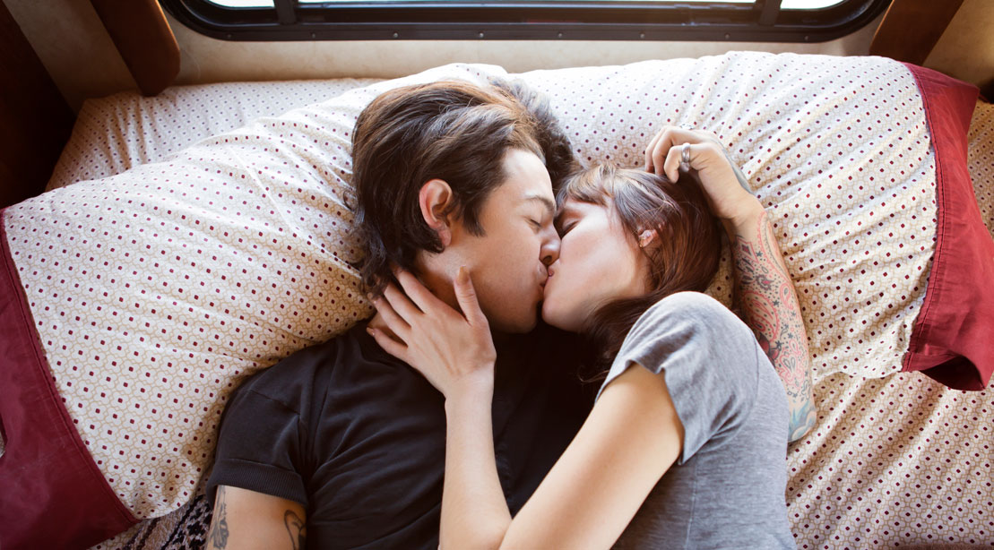 Couple kissing 961292958