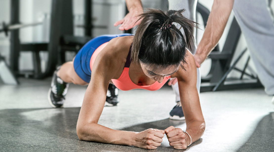 Trainer-Teaching-Fit-Girl-How-To-Plank