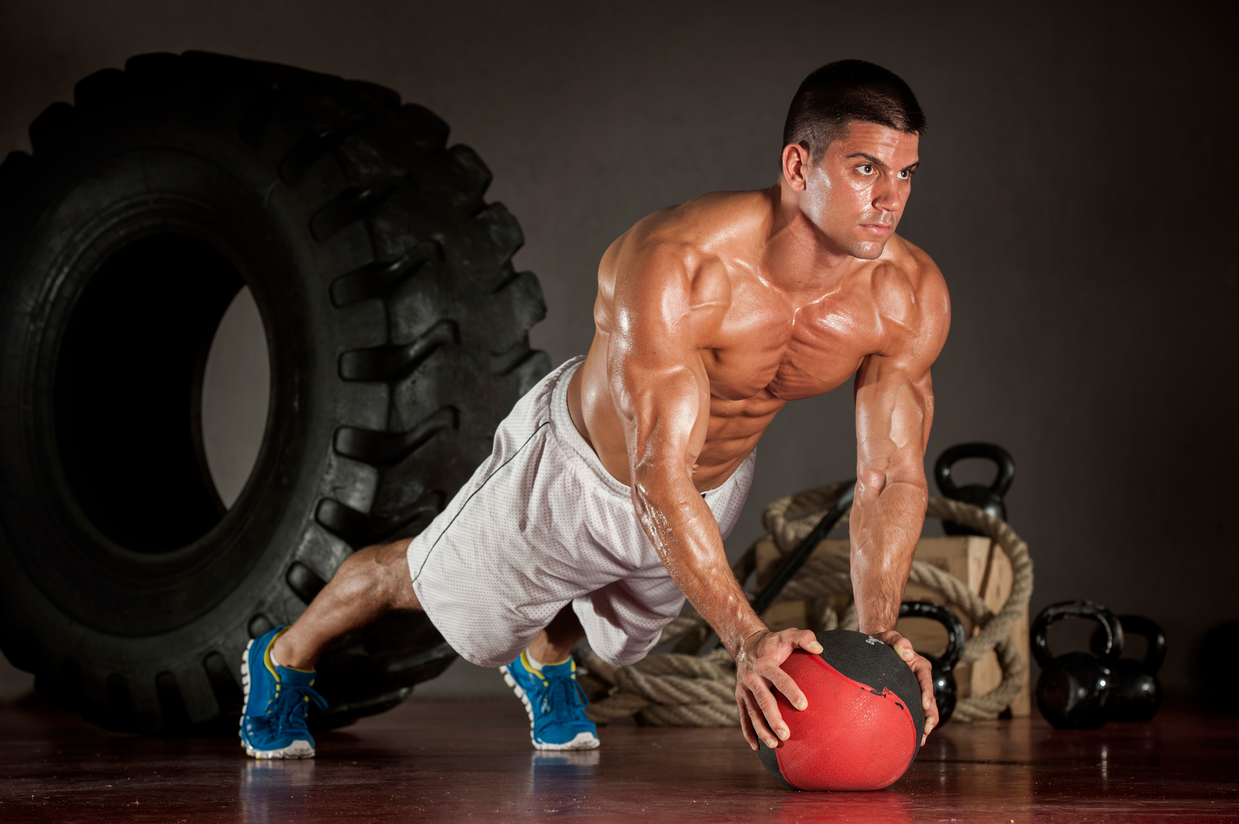 тренировка задней дельты. тренировка атлета. фотосессия спортсменов. усердно тренировался и стал мускулистым. усердно тренировался и стал мускулистым.