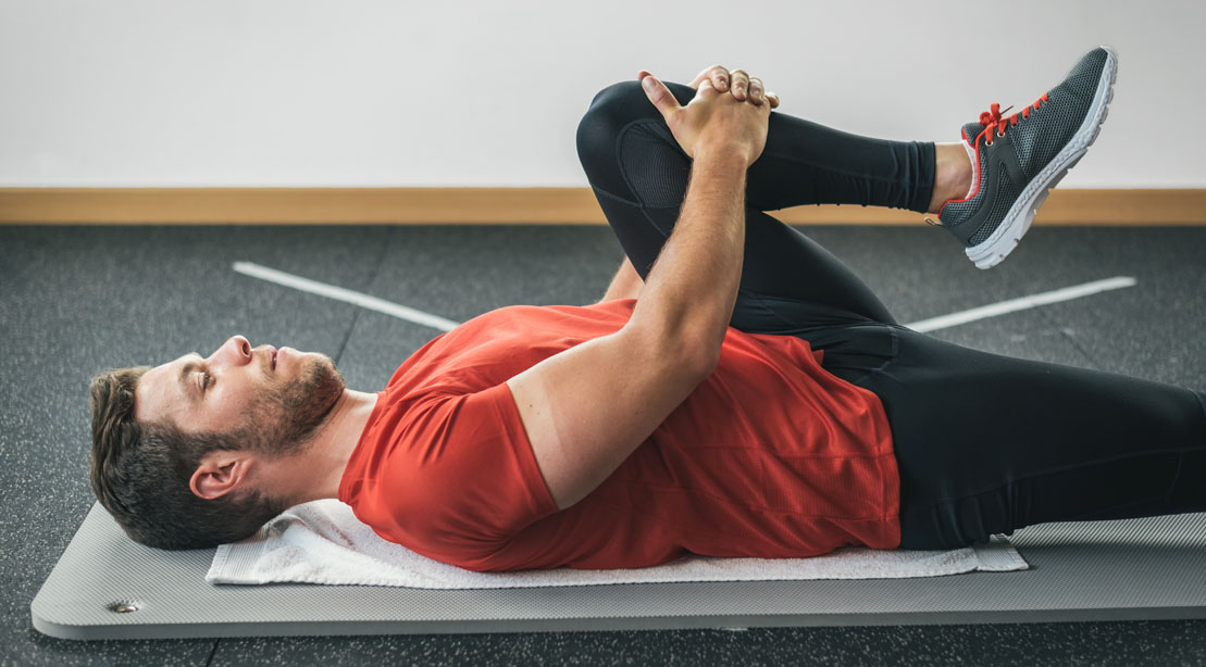 Бородатый белый мужчина делает перед тренировкой распорядок дня