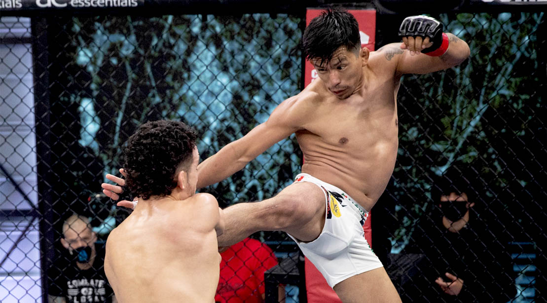 MMA fighter Leo Muniz landing a jumping side kick to his opponent