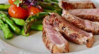 Seared meat with asparagus and tomatoes