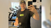 Poker player Phil Hellmuth working out with a 10 pound dumbbell