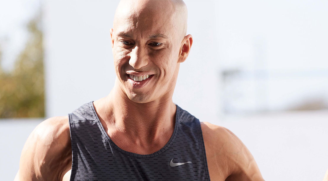 Mark Lauren performing a workout to get strong and lean