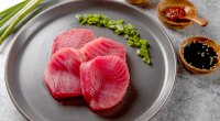 Medaglioni di tonno crudo circondati da ingredienti asiatici