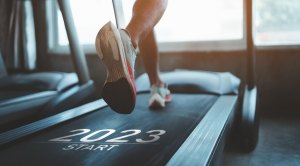 Girl running on a treadmill with 2023 fitness trends