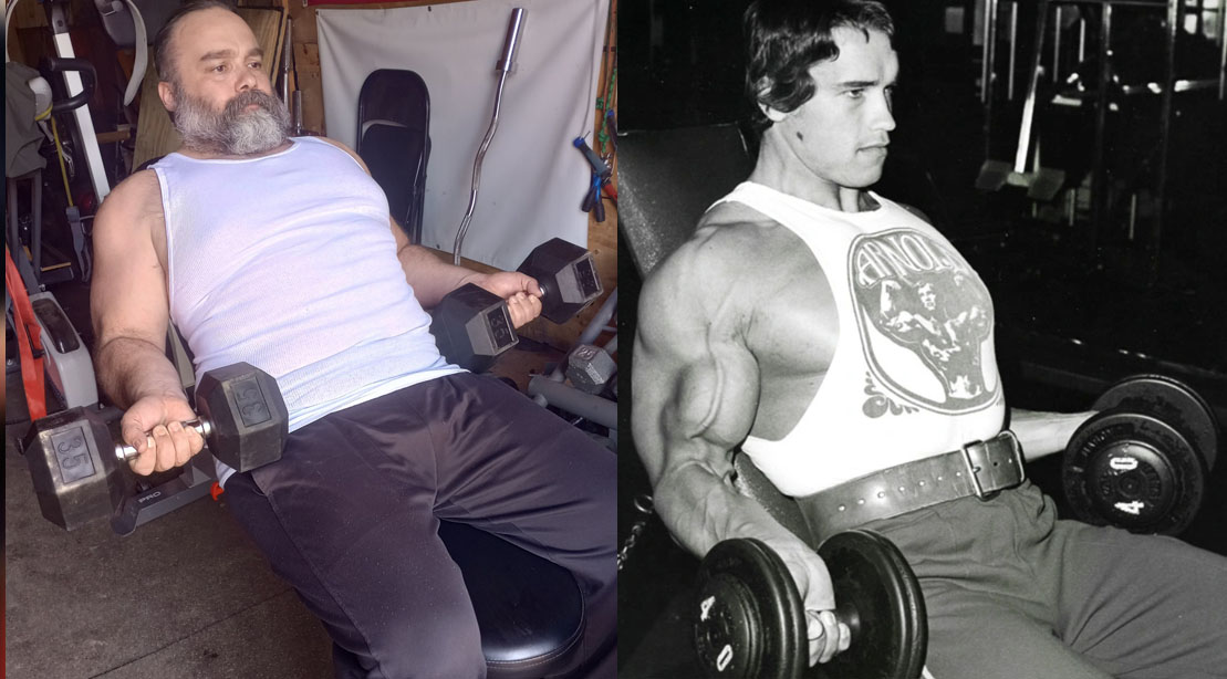 Roger Lockridge realizando uma rosca bíceps em declínio ao lado de uma foto vintage de Arnold para a quarta semana do Arnold Challenge