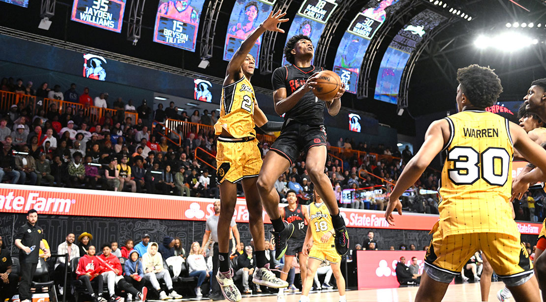 Basketball player Damien Wilkins grabbing a rebound