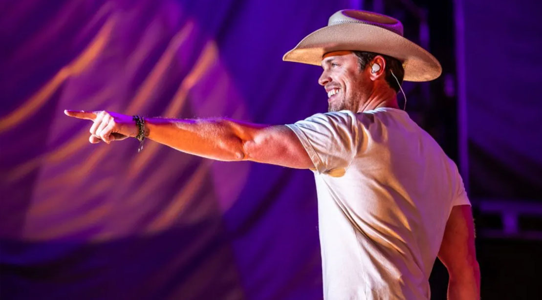 Country music star Dustin Lynch pointing out to his fans